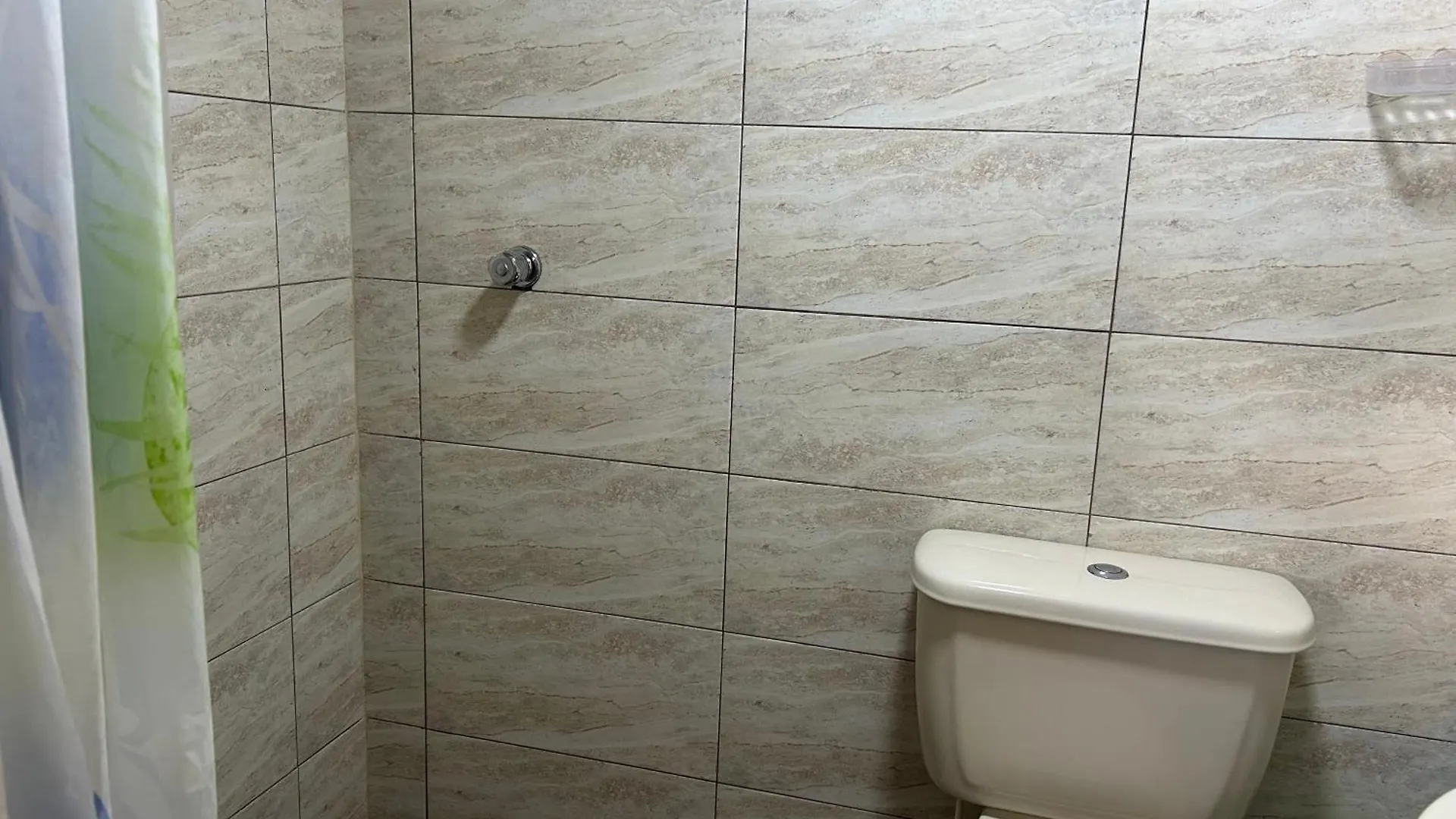 Garden Serenity Bunk Room With Private Bath Near Airport Cartagena